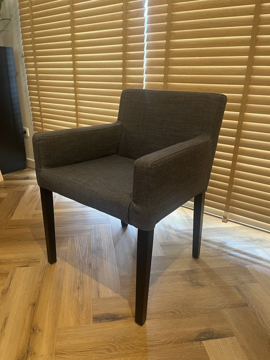 Krzesla ikea z materialowym obiciem.
