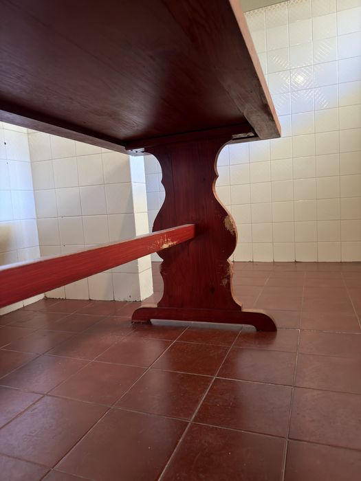 Mesa rústica com tampo de azulejo