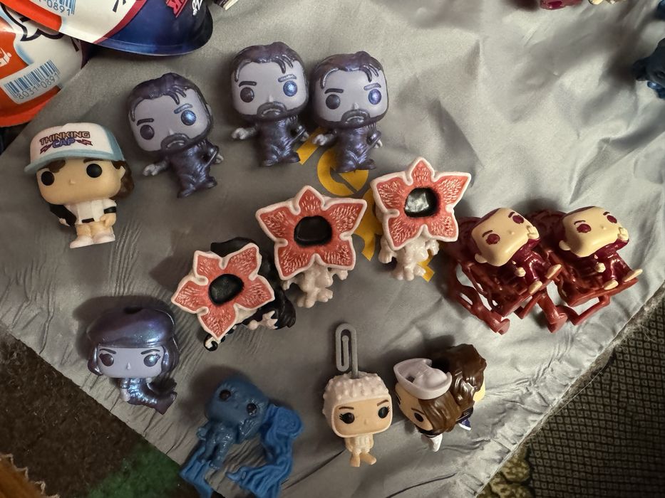 Фігурки kinder joy stranger things