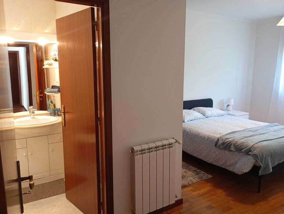 Quarto moderno, confortável e tranquilo