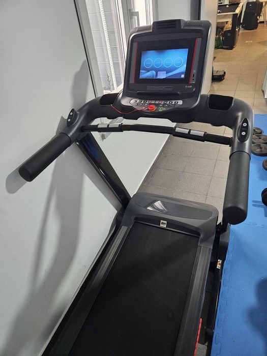 Passadeira BH Fitness com ecrã multimédia (YouTube) - gama superior