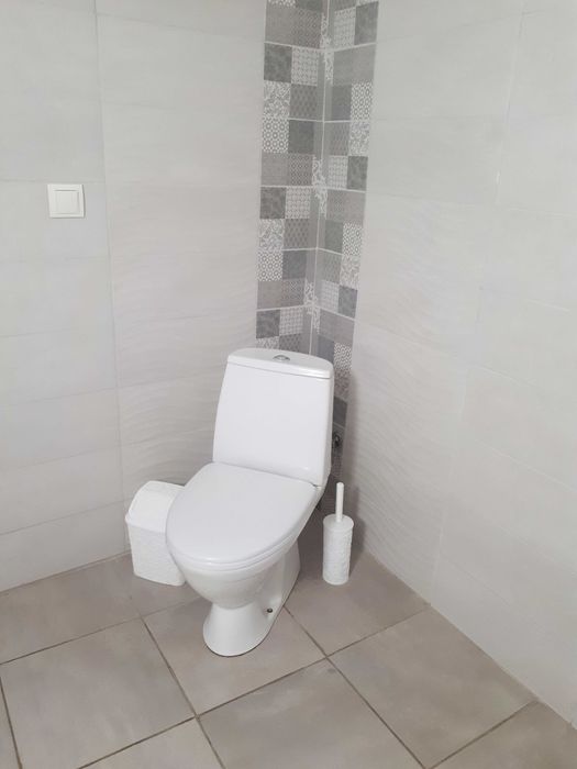 Біля термального басейну на 1-му поверсі 2-х кімнатна квартира.