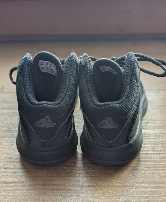 Дитячі баскетбольні кросівки adidas Isolation 2K