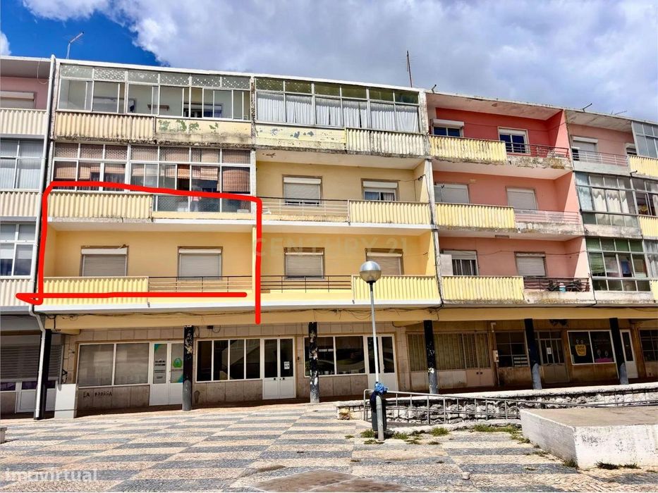 Arrendamento T2 Renovado em Almada com Varanda e Luz Natural