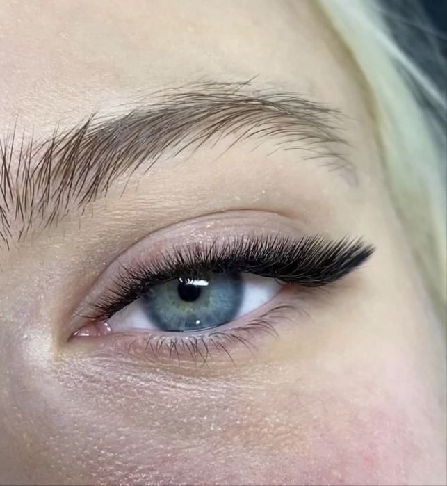 Нарощення та ламінування вій