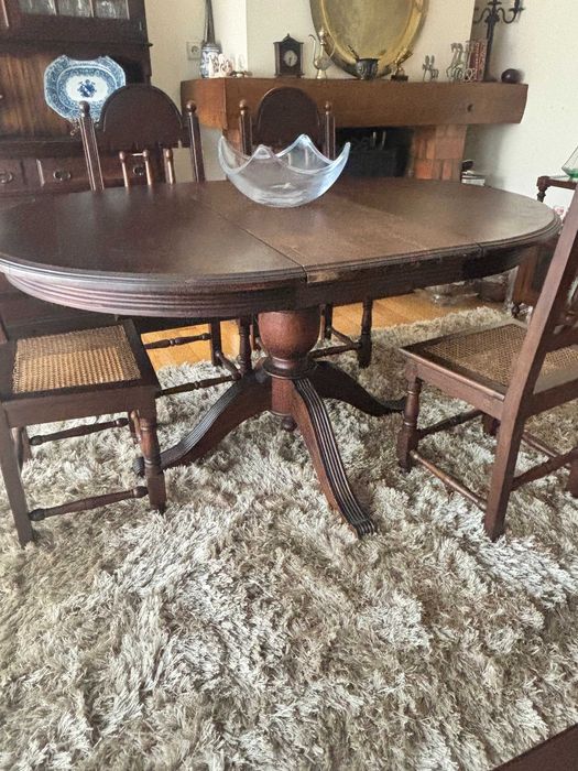 Mesa redonda de mogno, pé de galo, extensível.