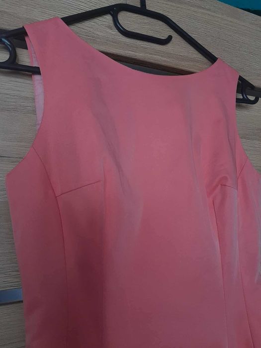 Różowa sukienka koktajlowa