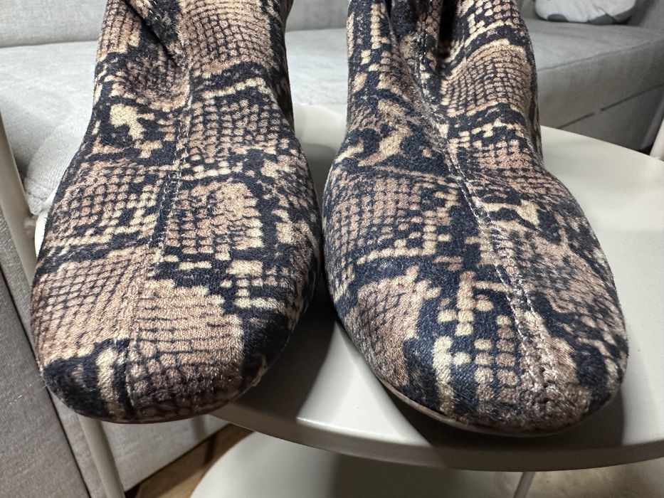 Botki na obcasie H&M wężowy wzór 8,5 cm – stan bdb
