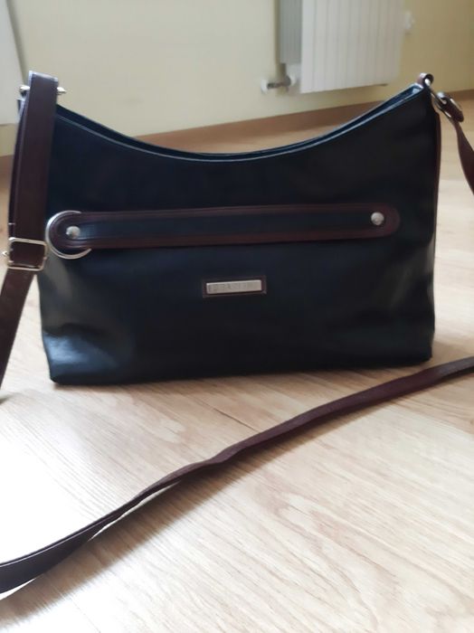 Czarna torebka z długim paskiem