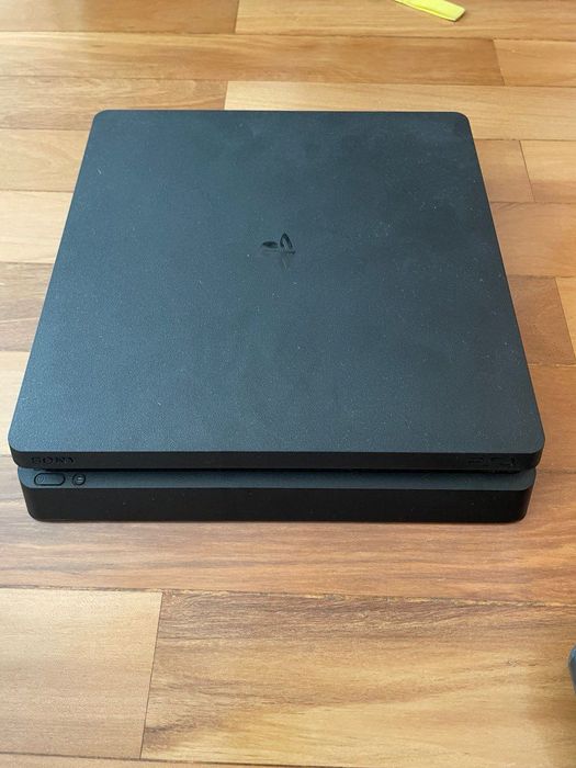 ps4 com 2 comandares e 3 jogos