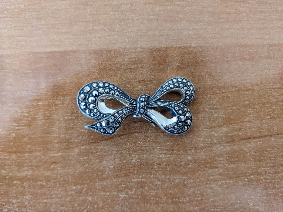 Серебряная брошь с марказитами Бантик