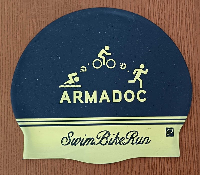 Touca de natação, de silicone, do clube de triatlo francês ARMADOC SwimBikeRun, em estado como nova.