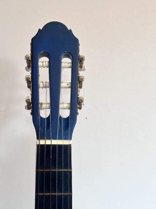 Guitarra acústica de cordas de nylon azul