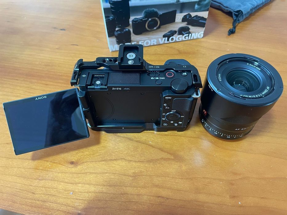 Sony ZV E 10 + lente 23 mm viltrox +cage smallrig