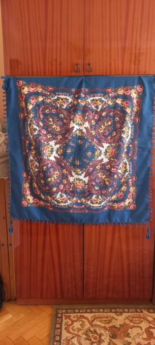 Duża, kolorowa chusta z frędzelkami