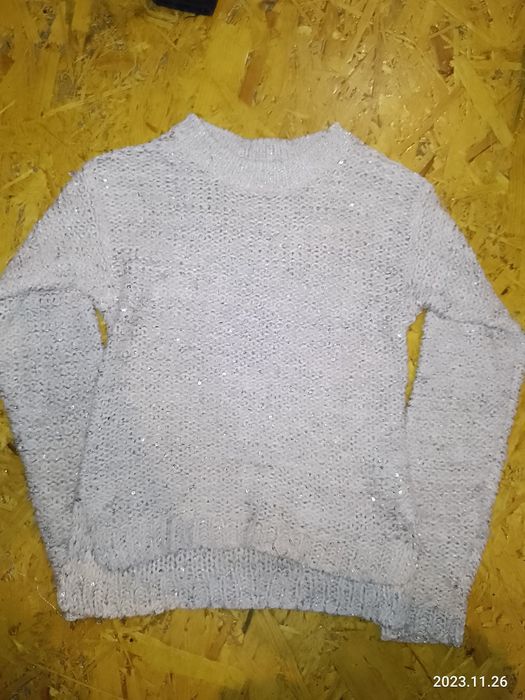 Продам светрики на 6-7 років на зріст 123-128 см,