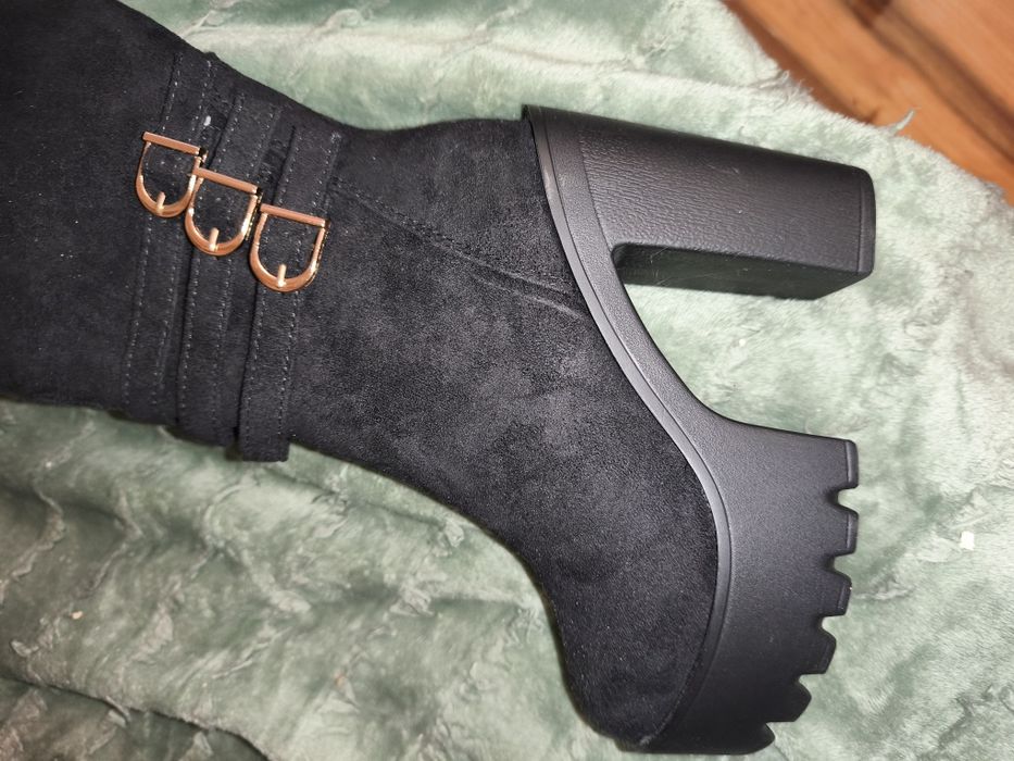 Długie zamszowe kozaki