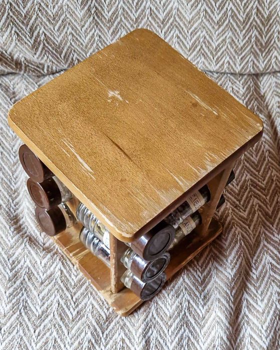 Stojak na przyprawy drewniany - szklane słoiczki