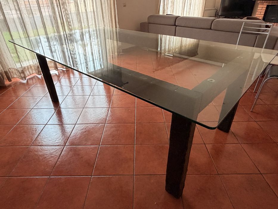Mesa de Jantar Design Industrial – Vidro Temperado e Vigas de Madeira
