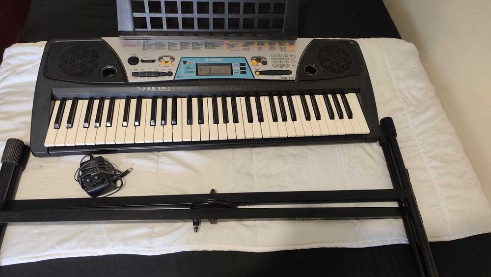 Teclado Musical Yamaha em Excelente Estado – Pronto para Tocar!