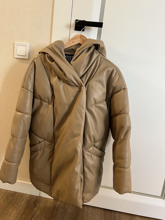 Теплий бежевий пуховик