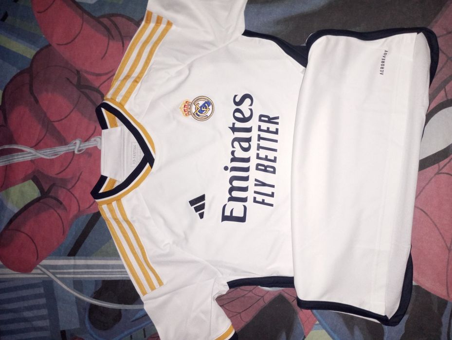 Camisola real Madrid. Troco por retzo ou redhouse