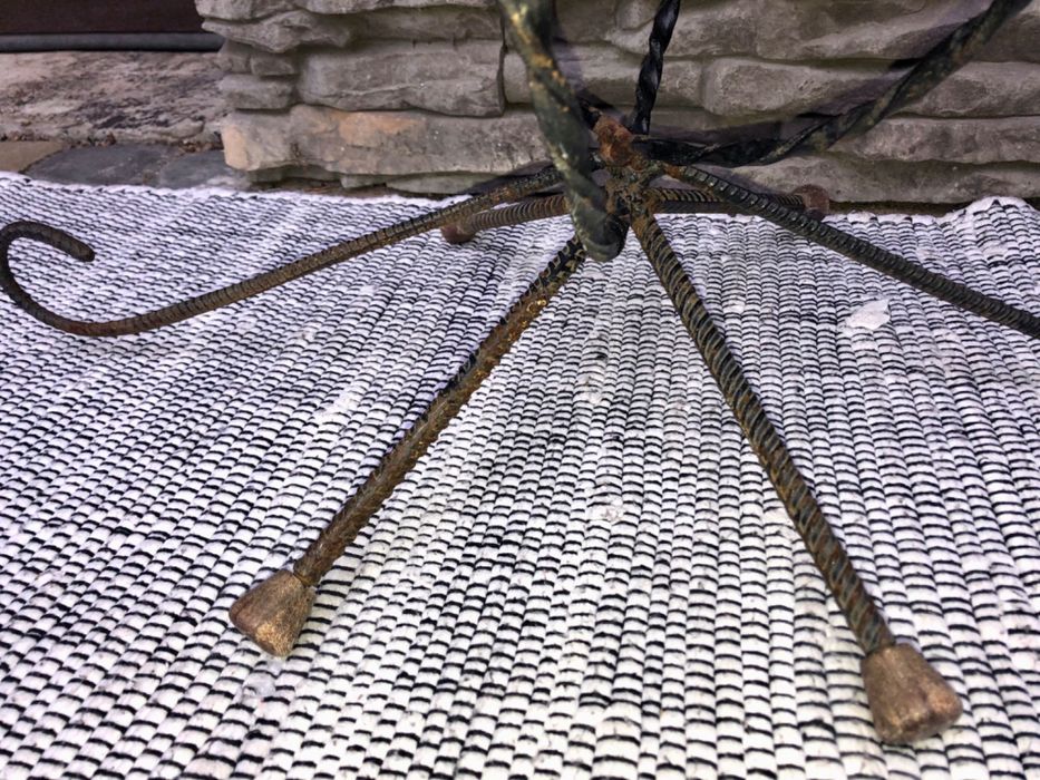 Stary metalowy kwietnik