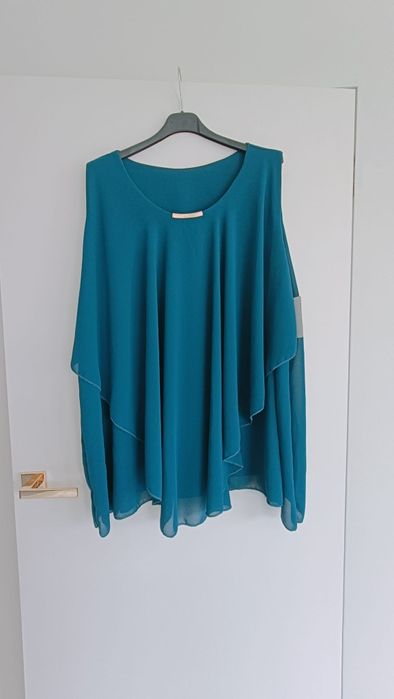 Elegancka bluzka plus size tuszująca na szerokich ramiączkach