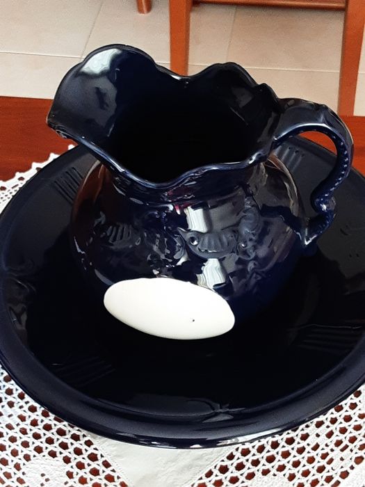 Conjunto de Lavanda com bacia, jarro ,guarda jóias e cinzeiro