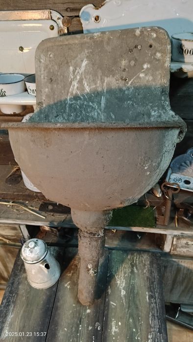 Stary żeliwny zlew.