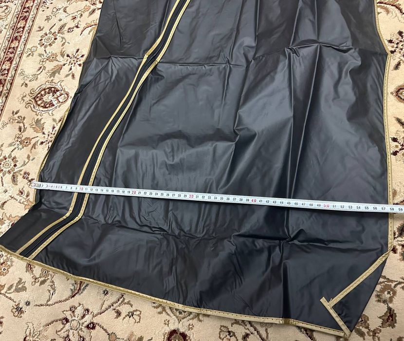 Чорний чохол для одягу