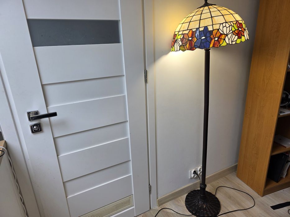 Duża lampa podłogowa Tiffany – piękny witraż kwiatowy, stabilna