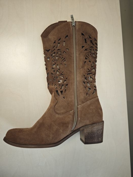 Zamszowe kozaki ażurowe