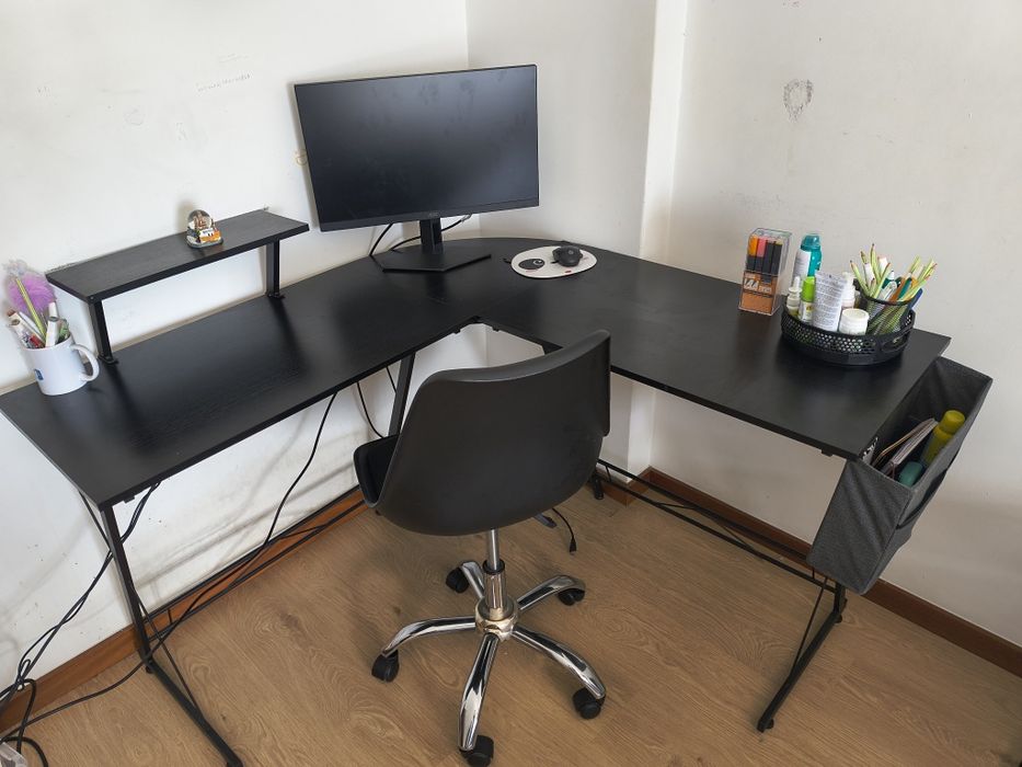 Mesa de computador em forma de L + Cadeira