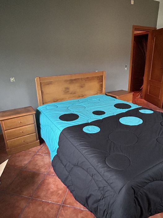 Cama de casal e 2 mesinhas de cabeceira