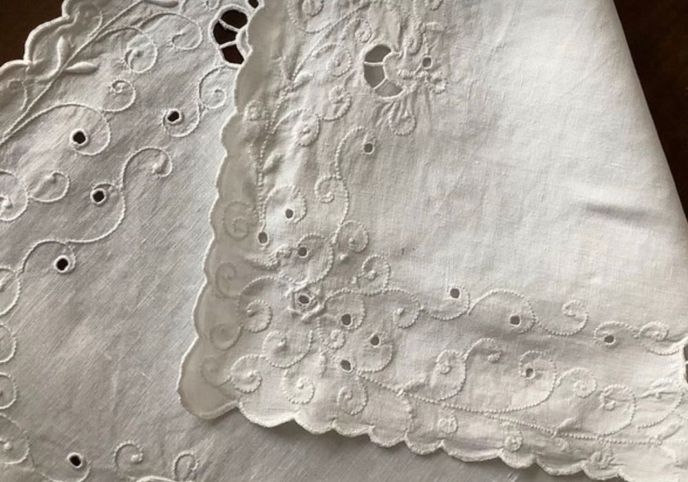 Pano individual em linho bordado à mão.