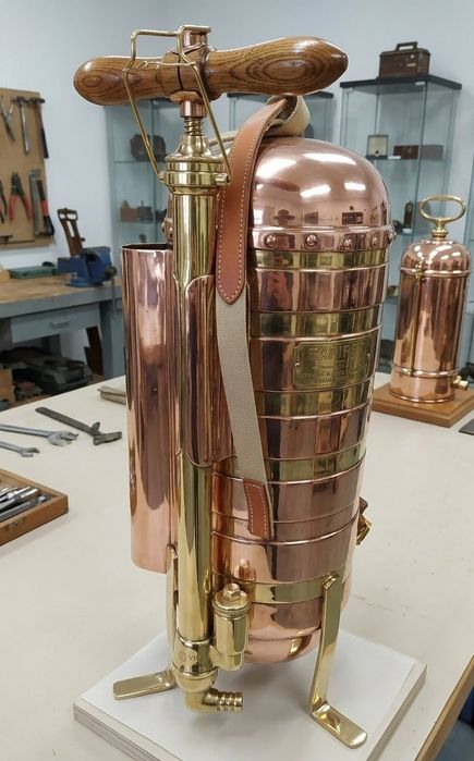 Pulverizador antigo em cobre e latão