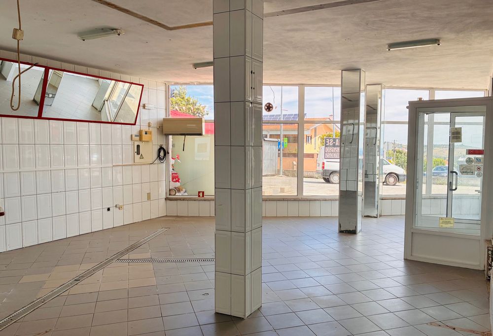 Loja Comercial no Edifício 2000 | Trancoso | 50-100m²