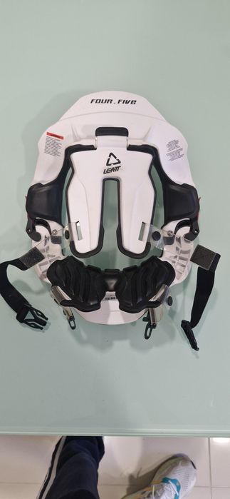 Proteção cervical (neck brace) Leatt 4.5
