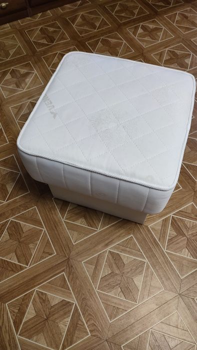 Продам пуфік білого кольору