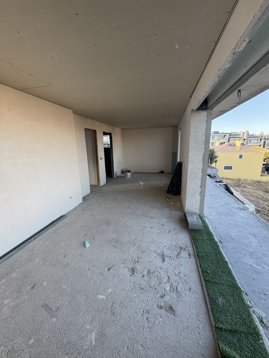 Moderna Moradia T3+1 (3 Pisos) em Construção vendida no estado em que se encontra – Encosta do Mourigo, Famões