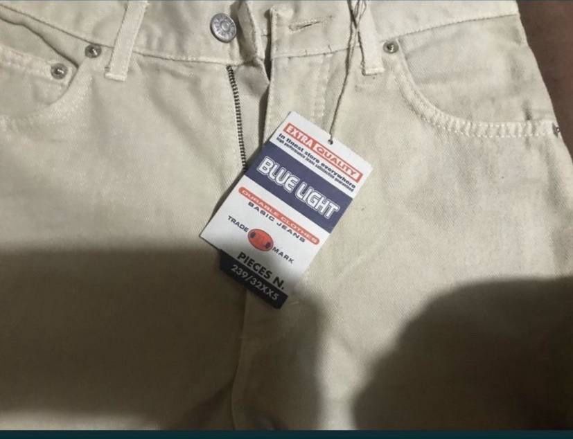 Продам джинсы бежевые