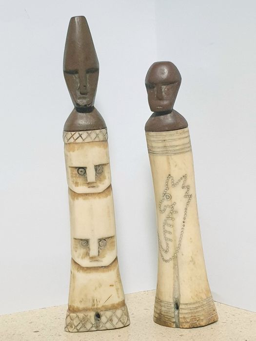 Antigos frascos de medicina africana em osso de bufalo e madeira