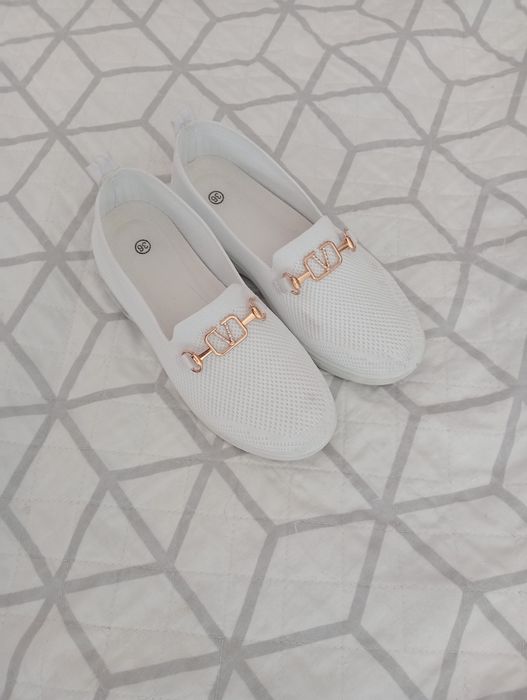 Sapatos brancos femininos