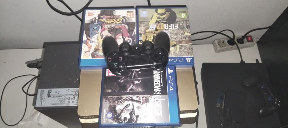 Vendo PlayStation 4 dourada como nova urgente