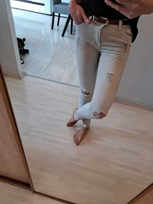 Beżowe dżinsy z przetarciami