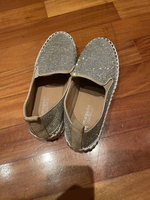 Alpercatas tipo tenis com brilhantes