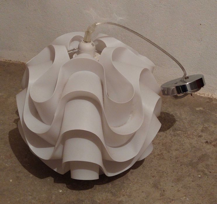 Candeeiro de teto branco suspenso