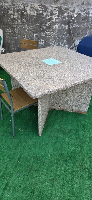 Mesa de jardim em pedra
