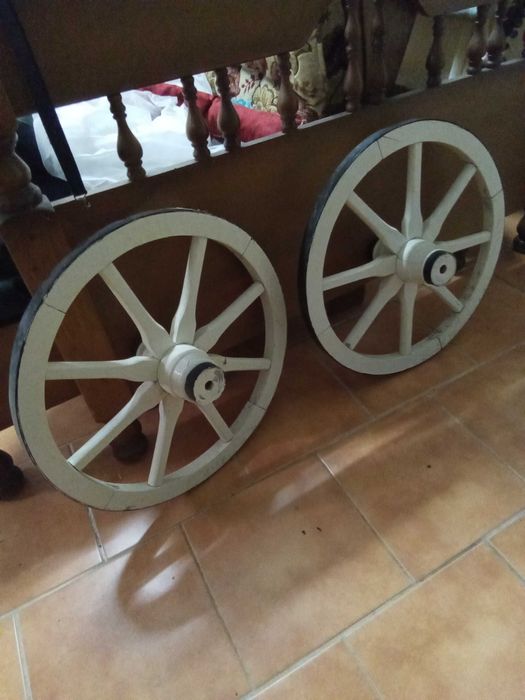 Varias rodas Carroça bom estado